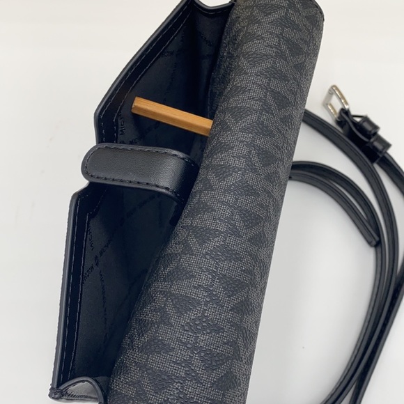 MICHAEL KORS MEDIUM MULTIFUNCTION PHONE XBody - Picture 4 of 16